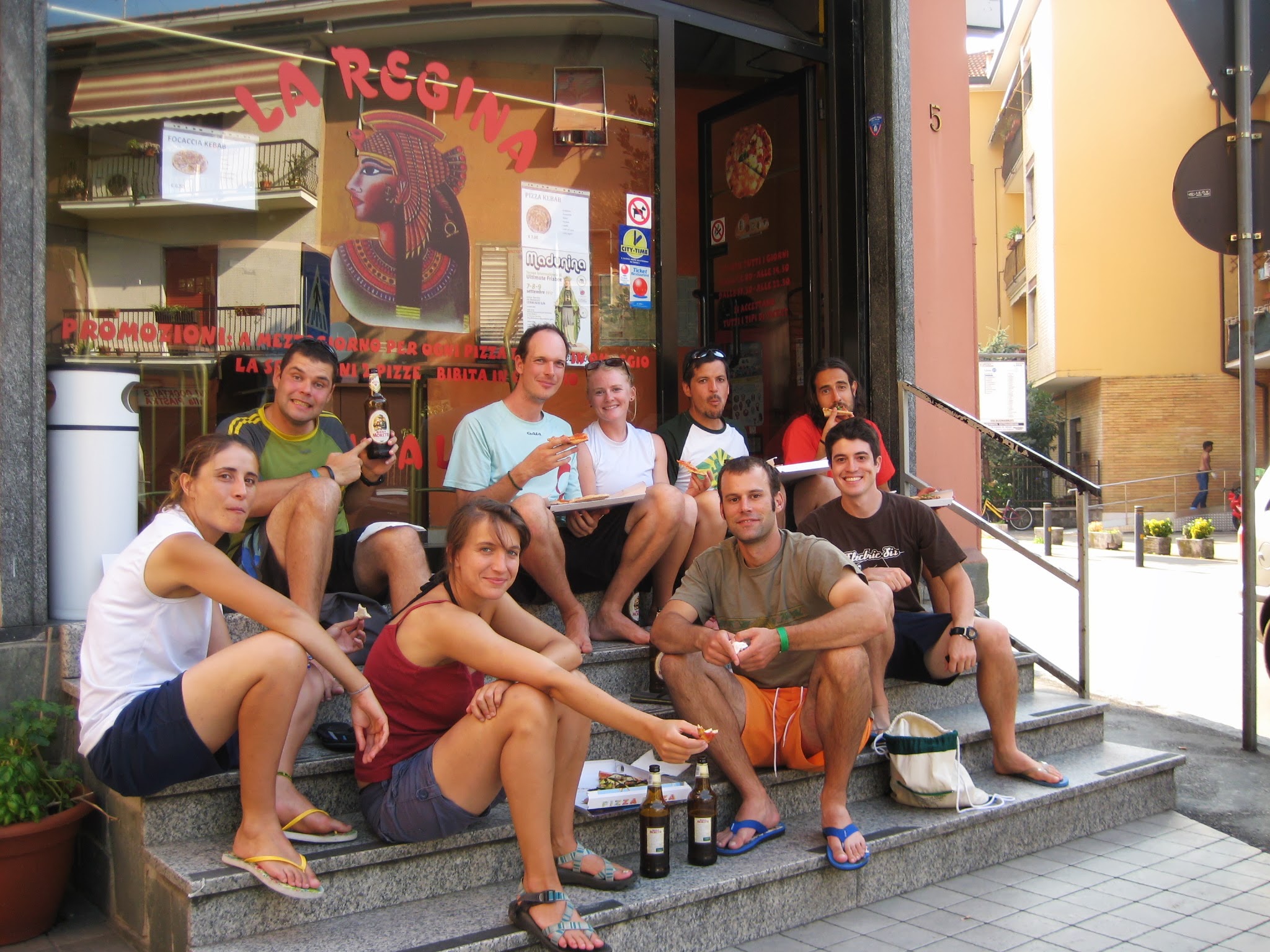 Comiendo pizza en un torneo de Ultimate Frisbee
