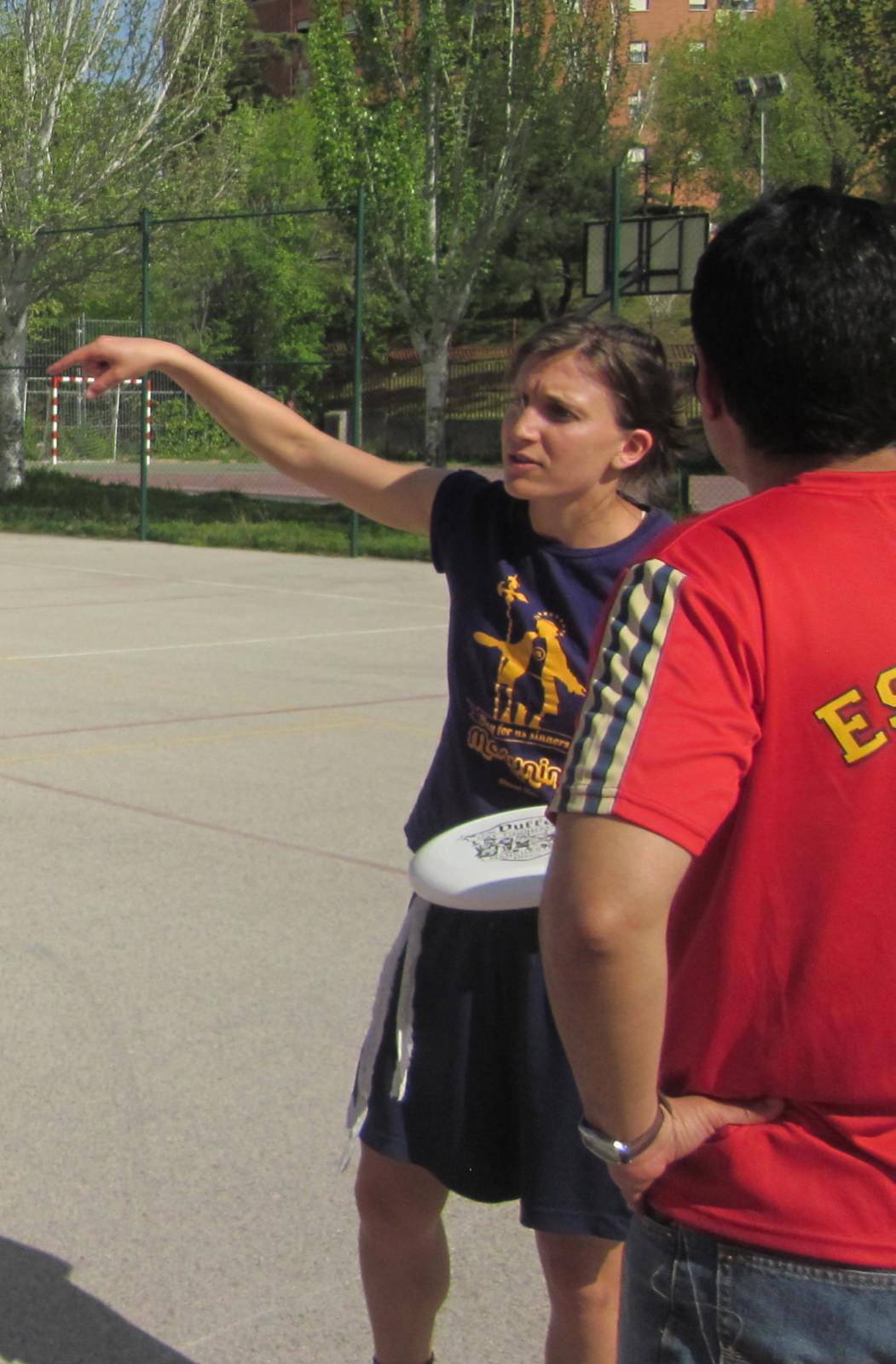 Día deportivo en el Centro Juvenil Tetuán con Q+D, jóvenes jugando ultimate frisbee