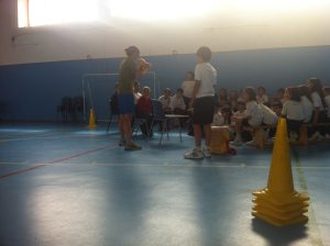 Gimnasio del Colegio Torrevilano en Vallecas durante una clase de ultimate frisbee