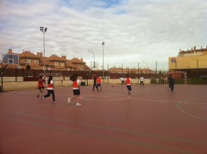Partido de ultimate frisbee con alumnos del Colegio Torrevilano en el Ensanche de Vallecas