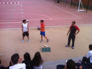 Profesores del Colegio Torrevilano participando en la clase de ultimate frisbee