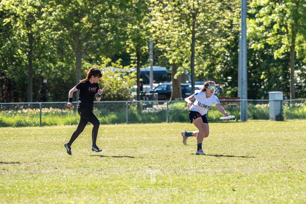 Dulcineas en acción en el Tom's Tourney 2026 de ultimate frisbee en Brujas