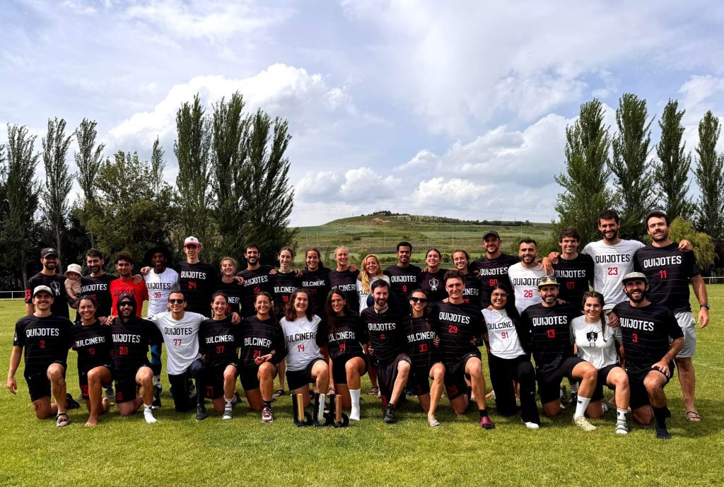 Foto de equipo de Q+D Mixto con jugadoras y jugadores juntos en el campo de cesped