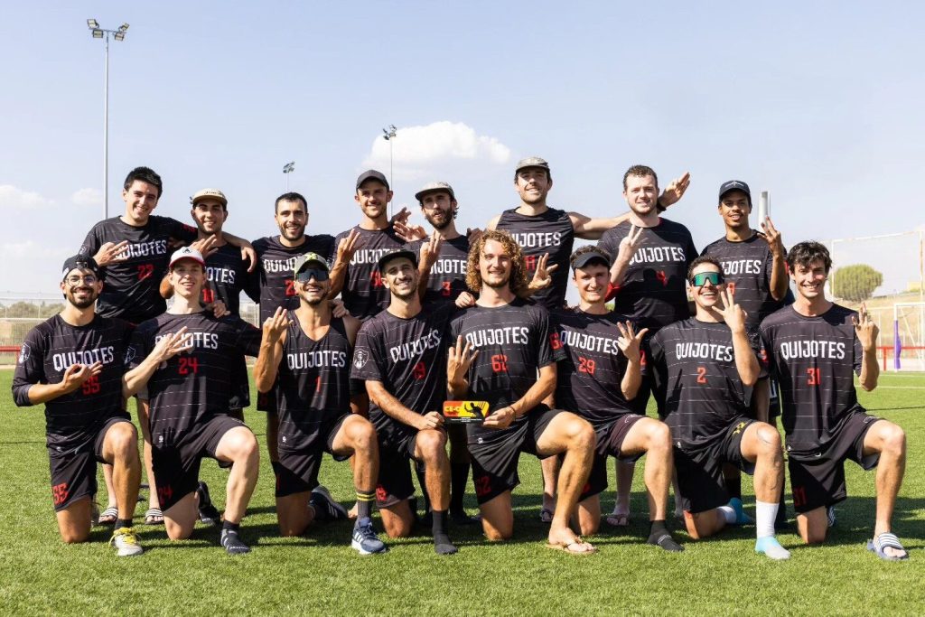 El equipo Quijotes celebra con el trofeo tras ganar un campeonato de ultimate frisbee
