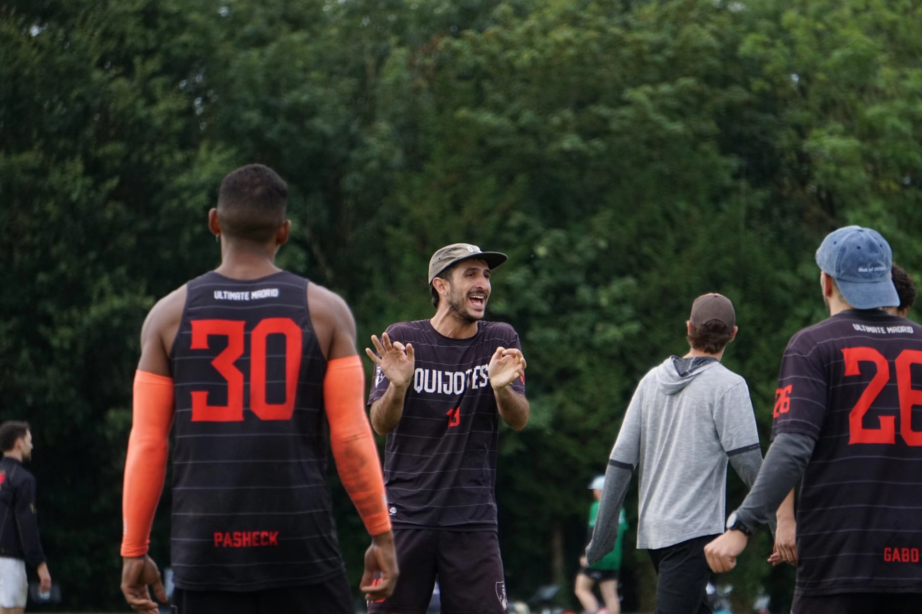 Varios jugadores de Quijotes se animan entre puntos con las camisetas de Ultimate Madrid