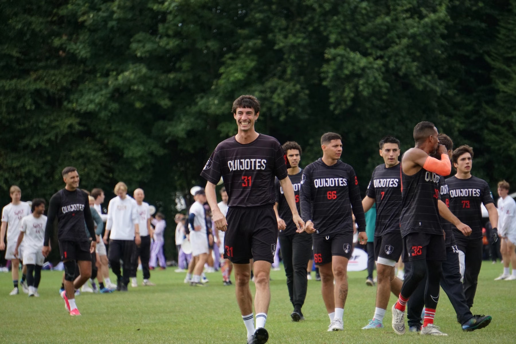 Jugadores de Quijotes caminan por el campo tras terminar un partido en Limerick